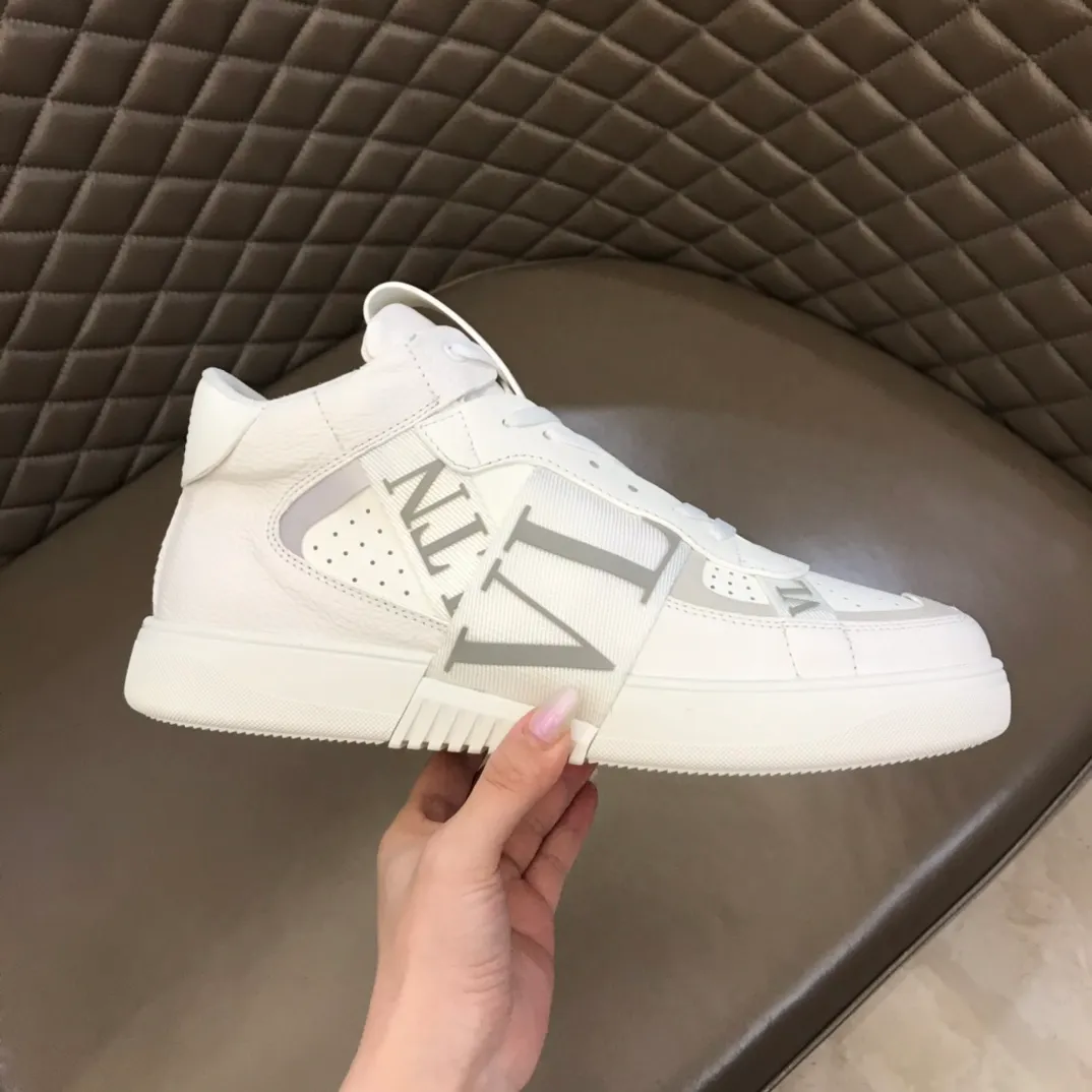 p480 "VALETINO**" new high-top 🆕 calfskin lace-up sneakers. No man should be able to refuse these shoes. The classic color scheme is so handsome! Purchase a high-precision replica of the original version to instantly sell off the market currency! 6 VLTN logo rubber effect straps - Valentino Garavani Logo printed on the back and tongue, all materials are customized to ensure quality! Size: 38-44
